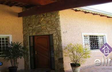 Imagem: A casa possui 3 Dormitórios, 4 Banheiros, 4 Vagas na garagem