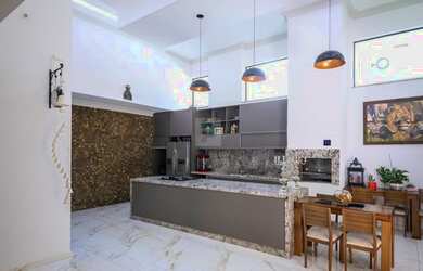 Imagem: A casa possui 4 Dormitórios, 3 Banheiros, 4 Vagas na garagem