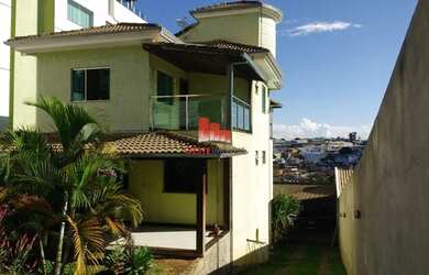 Imagem: A casa possui 5 Dormitórios, 3 Banheiros, 4 Vagas na garagem