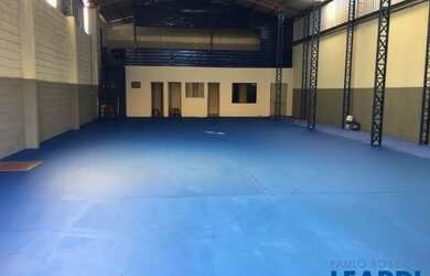 Imagem: O depósito possui 5 Vagas na garagem e 357m² de Área e está