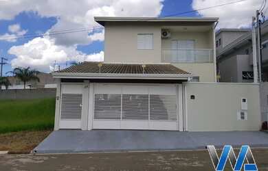 Imagem: A casa possui 4 Dormitórios, 3 Banheiros, 2 Vagas na garagem