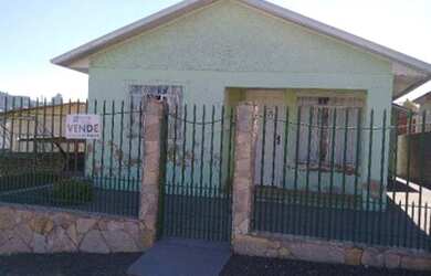 Imagem: A casa possui 3 Dormitórios, 1 Banheiro, 2 Vagas na garagem