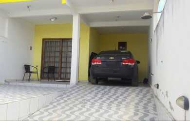 Imagem: A casa possui 3 Dormitórios, 3 Banheiros, 2 Vagas na garagem