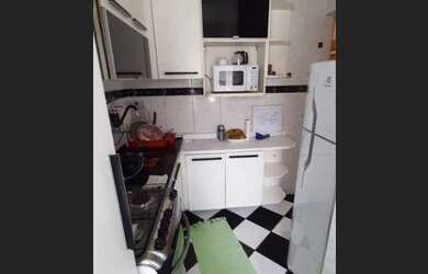 Imagem: O apartamento possui 2 Dormitórios, 1 Banheiro, 1 Vaga na garagem