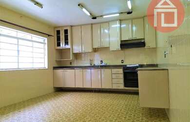 Imagem: A casa à venda possui 3 Dormitórios, 1 Banheiro, 2 Vagas na