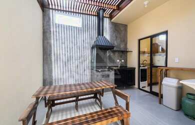 Imagem: A casa possui 2 Dormitórios, 2 Banheiros, 2 Vagas na garagem