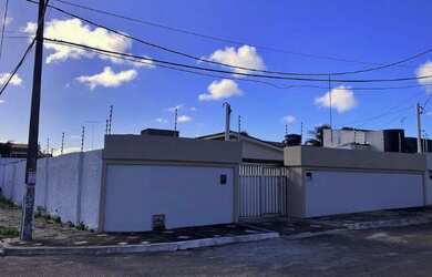 Imagem: A casa possui 3 Dormitórios, 2 Banheiros, 3 Vagas na garagem