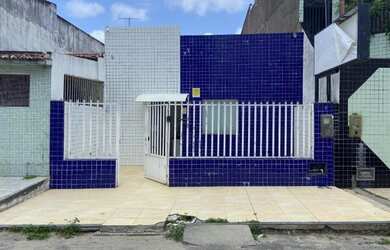 Imagem: A casa possui 3 Dormitórios, 2 Banheiros, 1 Vaga na garagem