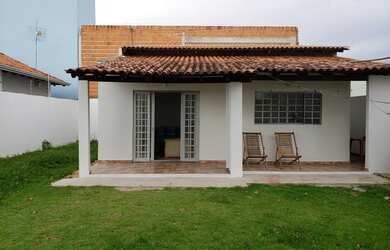 Imagem: A casa possui 2 Dormitórios, 1 Banheiro, 2 Vagas na garagem