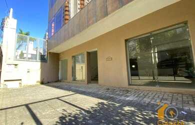 Imagem: O depósito possui 5 Vagas na garagem, 583m² de Área e está