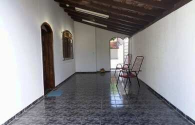 Imagem: A casa possui 2 Dormitórios, 2 Banheiros, 2 Vagas na garagem