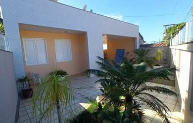 Imagem: A casa possui 4 Dormitórios, 3 Banheiros, 2 Vagas na garagem