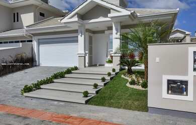 Imagem: A casa possui 3 Dormitórios, 3 Banheiros, 2 Vagas na garagem