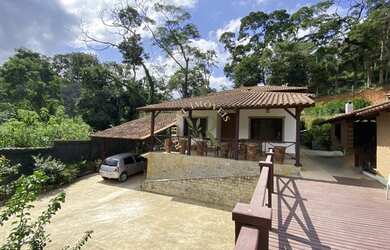 Imagem: A casa possui 3 Dormitórios, 3 Banheiros, 2 Vagas na garagem