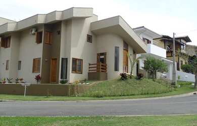 Imagem: A casa em condomínio à venda possui 3 Dormitórios, 5 Banheiros