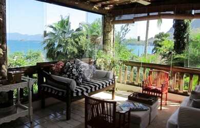 Imagem: A casa possui 5 Dormitórios, 5 Banheiros, 4 Vagas na garagem