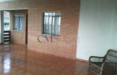 Imagem: A casa possui 3 Dormitórios, 3 Banheiros, 4 Vagas na garagem