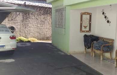 Imagem: A casa possui 3 Dormitórios, 1 Banheiro, 4 Vagas na garagem