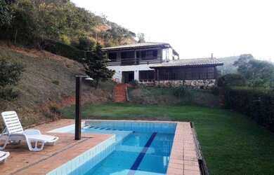 Imagem: A casa em condomínio à venda possui 4 Dormitórios, 3 Banheiros