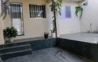 Imagem: A casa possui 2 Dormitórios, 2 Banheiros, 2 Vagas na garagem