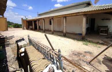 Imagem: A casa possui 2 Dormitórios, 2 Banheiros, 2 Vagas na garagem