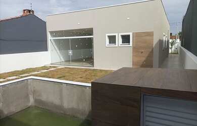 Imagem: A casa possui 3 Dormitórios, 1 Banheiro, 4 Vagas na garagem