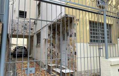 Imagem: A casa possui 3 Dormitórios, 1 Banheiro, 3 Vagas na garagem