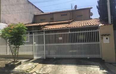 Imagem: A casa possui 4 Dormitórios, 5 Banheiros, 3 Vagas na garagem