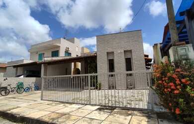 Imagem: A casa possui 3 Dormitórios, 2 Banheiros, 2 Vagas na garagem