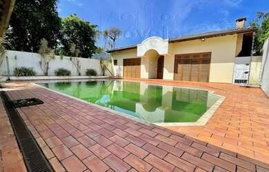 Imagem: A casa possui 4 Dormitórios, 5 Banheiros, 2 Vagas na garagem