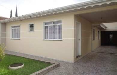 Imagem: A casa possui 3 Dormitórios, 2 Banheiros, 3 Vagas na garagem