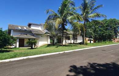 Imagem: A casa possui 4 Dormitórios, 4 Banheiros, 5 Vagas na garagem