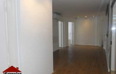 Imagem: O depósito possui 1 Vaga na garagem, 303m² de Área e está