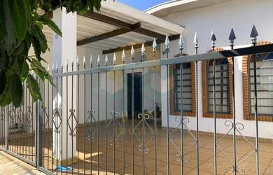 Imagem: A casa possui 3 Dormitórios, 2 Banheiros, 1 Vaga na garagem