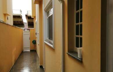 Imagem: A casa possui 3 Dormitórios, 3 Banheiros, 2 Vagas na garagem