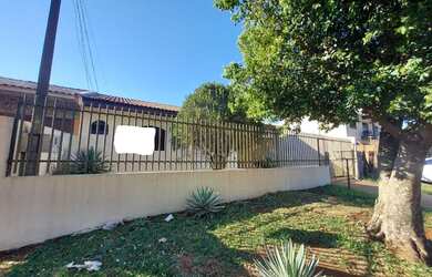 Imagem: A casa possui 3 Dormitórios, 1 Banheiro, 3 Vagas na garagem