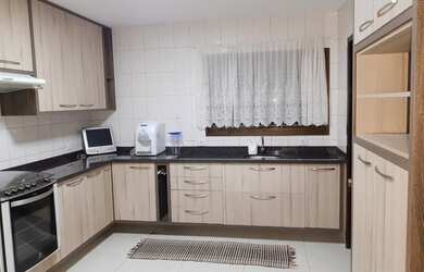 Imagem: A casa possui 4 Dormitórios, 3 Banheiros, 2 Vagas na garagem