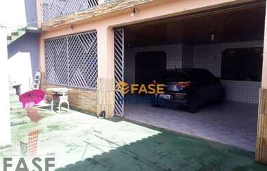 Imagem: A casa possui 4 Dormitórios, 3 Banheiros, 4 Vagas na garagem