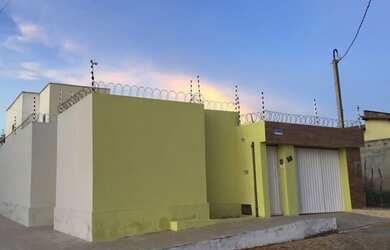 Imagem: A casa possui 4 Dormitórios, 4 Banheiros, 2 Vagas na garagem