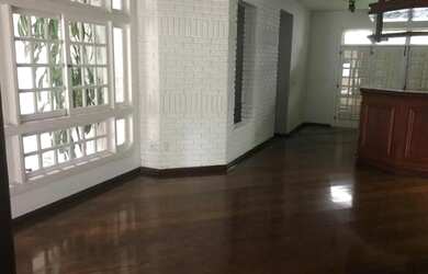 Imagem: A casa em condomínio possui 4 Dormitórios, 5 Banheiros, 3