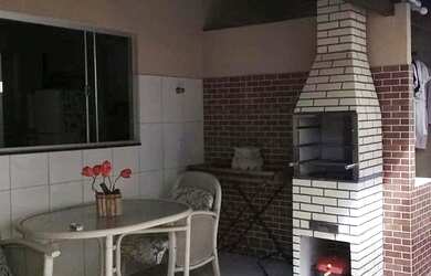 Imagem: A casa possui 3 Dormitórios, 2 Banheiros, 2 Vagas na garagem