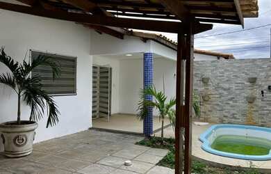 Imagem: A casa possui 3 Dormitórios, 3 Banheiros, 2 Vagas na garagem