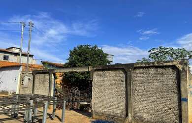 Imagem: A casa possui 1 Dormitório, 1 Banheiro, 5 Vagas na garagem