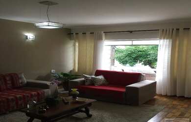 Imagem: A casa possui 4 Dormitórios, 3 Banheiros, 1 Vaga na garagem