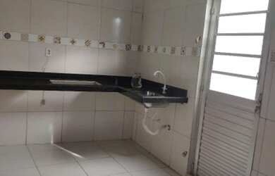 Imagem: A casa possui 2 Dormitórios, 1 Banheiro, 1 Vaga na garagem