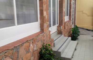 Imagem: A casa possui 3 Dormitórios, 2 Banheiros, 2 Vagas na garagem