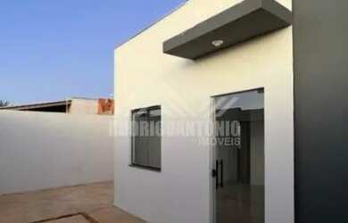 Imagem: A casa possui 2 Dormitórios, 1 Banheiro, 1 Vaga na garagem