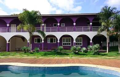 Imagem: A casa possui 5 Dormitórios, 5 Banheiros, 4 Vagas na garagem