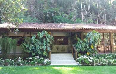 Imagem: A casa possui 3 Dormitórios, 2 Banheiros, 3 Vagas na garagem