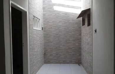 Imagem: A casa possui 3 Dormitórios, 2 Banheiros, 1 Vaga na garagem